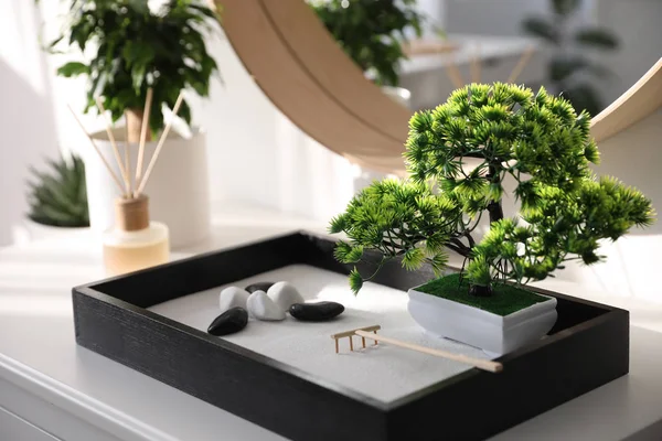 Beau Jardin Zen Miniature Sur Table Blanche Intérieur — Photo