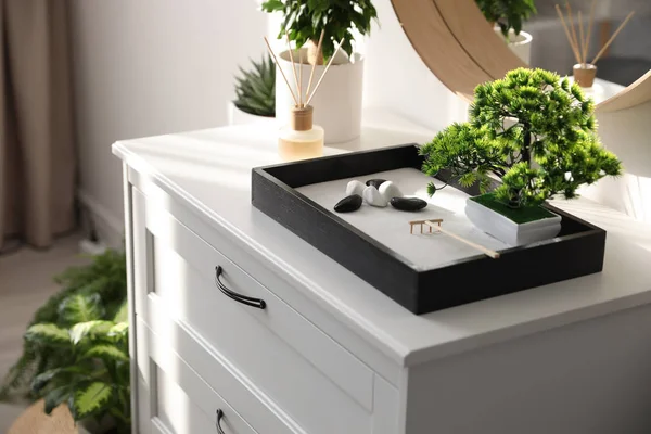 Beau Jardin Zen Miniature Sur Armoire Blanche Intérieur — Photo