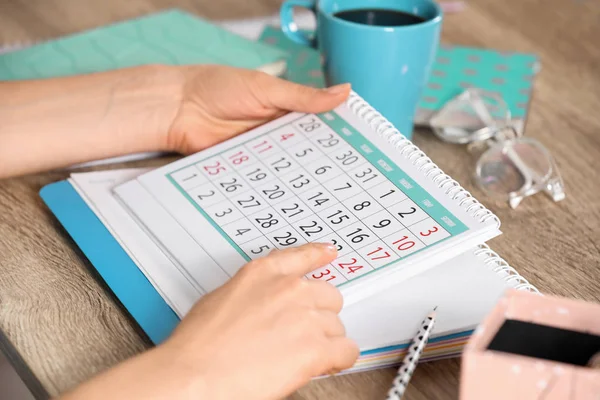 Frau Mit Kalender Holztisch Nahaufnahme — Stockfoto