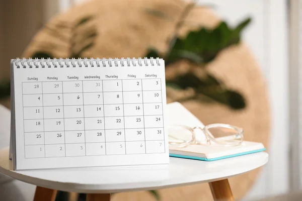 Papieren Kalender Notitieboekje Glazen Witte Tafel Binnen — Stockfoto