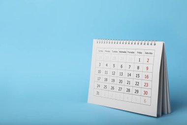 Açık mavi arkaplanda kağıt takvim, metin için boşluk. Planlama