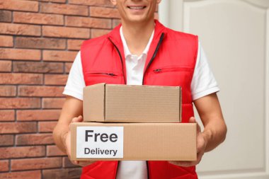 İçinde çıkartma olan kurye paketleri içeride ücretsiz teslimat, giysi