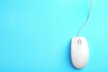 Açık mavi arka planda modern kablo faresi, üst görünüm. Metin için boşluk