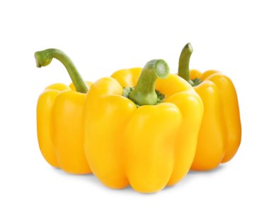 Olgun sarı dolma biberler beyazda izole edilmiş.