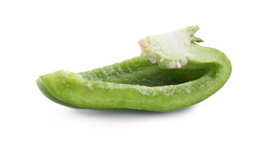 Beyaz üzerinde yeşil dolmalık biber kes.