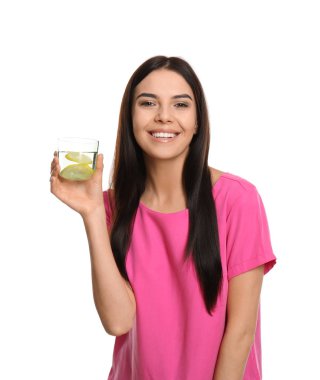 Beyaz arka planda lezzetli limon suyu olan güzel genç bir kadın.