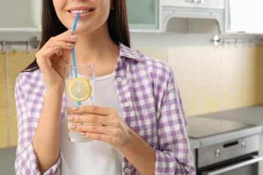 Mutfakta limon suyu olan genç bir kadın, yakın plan.