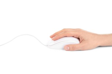 Modern kablolu optik fare kullanan bir kadın beyaz üzerine izole edilmiş, kapalı