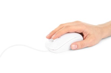 Modern kablolu optik fare kullanan bir kadın beyaz üzerine izole edilmiş, kapalı