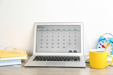 Ofisinde takvim uygulaması olan modern dizüstü bilgisayar