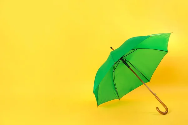 Hermoso Paraguas Verde Sobre Fondo Amarillo Claro Espacio Para Texto — Foto de Stock