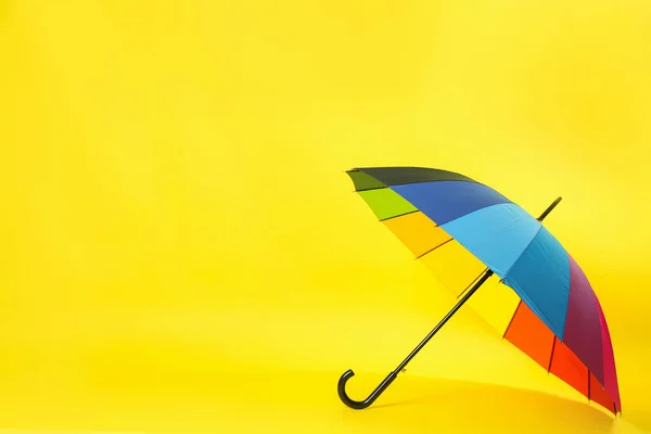 Parapluie Coloré Sur Fond Jaune Clair Espace Pour Texte — Photo