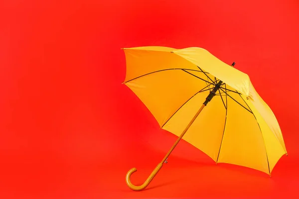 Beau Parapluie Jaune Sur Fond Rouge Espace Pour Texte — Photo
