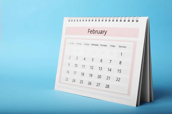 Papírový kalendář na světle modrém pozadí. Plánování koncepce — Stock fotografie