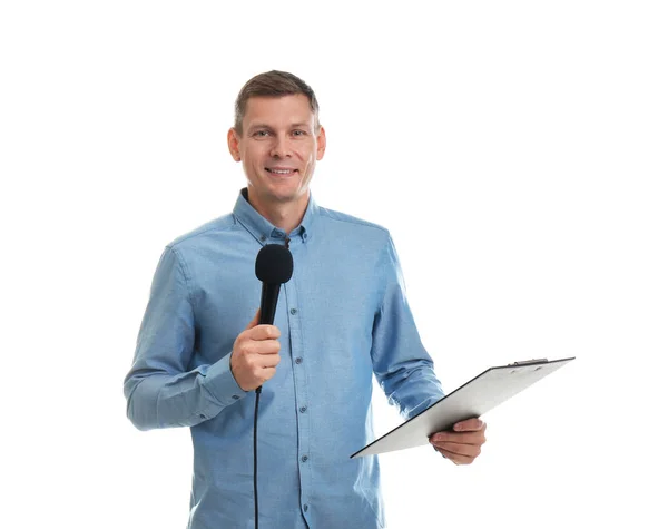 Мужчина журналист с микрофоном и планшетом на белой спинке — стоковое фото