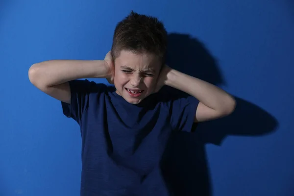 Menino Assustado Fechando Ouvidos Perto Parede Azul Conceito Violência Doméstica — Fotografia de Stock