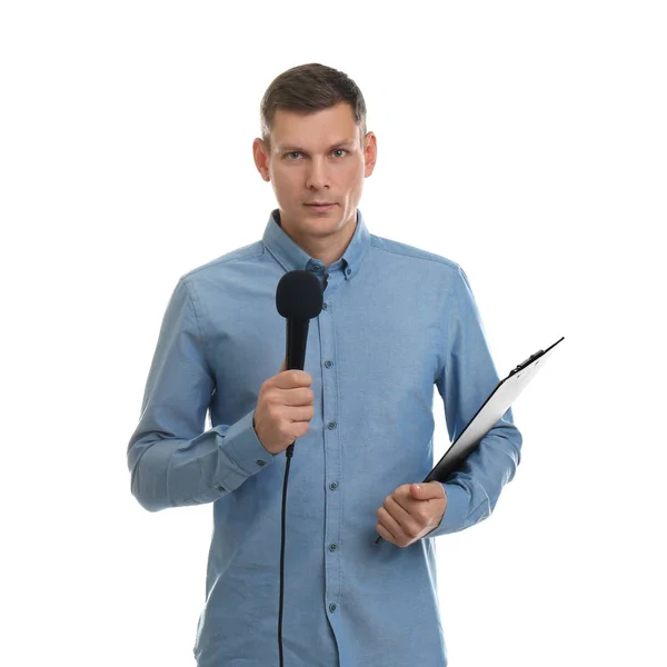 Férfi újságíró mikrofonnal és írótáblával fehér hátoldalon — Stock Fotó
