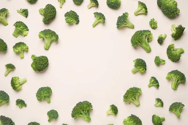 Fresh Tasty Broccoli Light Beige Background Flat Lay Space Text — ストック写真
