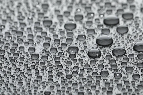 灰色背景下的水滴 — 图库照片