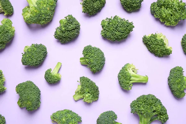 Brokoli Segar Dengan Latar Belakang Ungu Terbaring Rata — Stok Foto