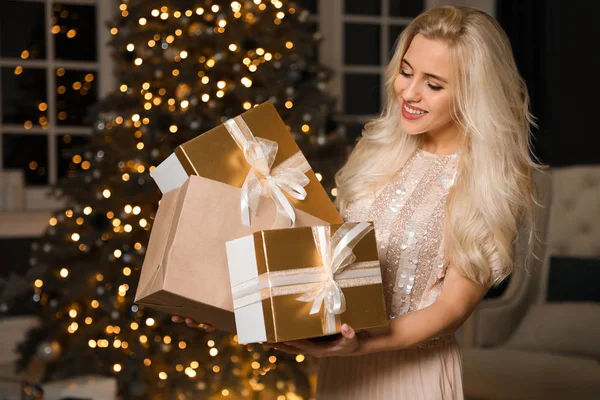 Piękna Kobieta Pudełkami Torbą Zakupy Urządzonym Pokoju Święta Bożego Narodzenia — Zdjęcie stockowe