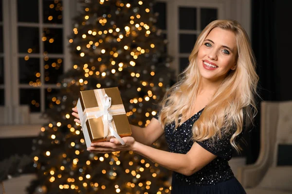 Schöne Frau Mit Geschenkbox Dekorierten Zimmer Weihnachtsfeier — Stockfoto