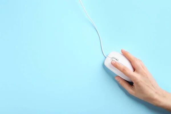 Mujer Usando Moderno Ratón Óptico Con Cable Sobre Fondo Azul — Foto de Stock