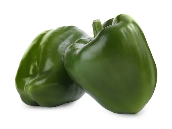 Rijp groene paprika 's geïsoleerd op wit — Stockfoto