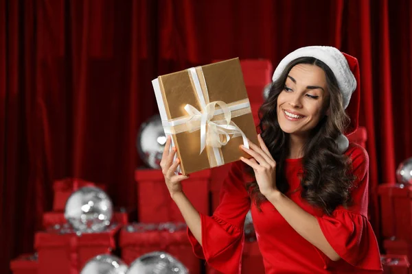 Mulher Bonita Traje Natal Com Presente Perto Pilha Presentes Dentro — Fotografia de Stock