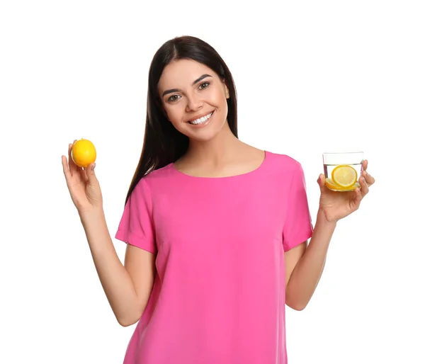 Hermosa joven con sabrosa agua de limón y fruta fresca en — Foto de Stock