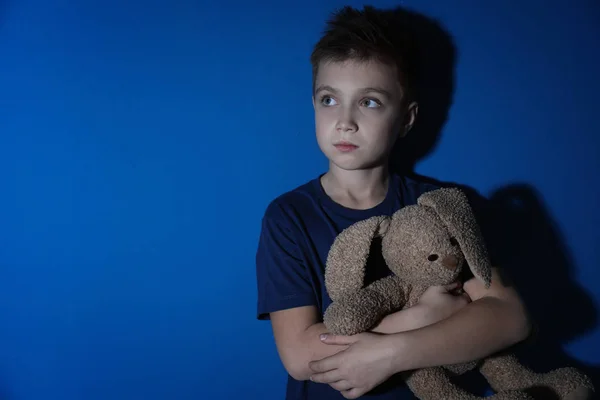 Menino Triste Com Brinquedo Perto Parede Azul Espaço Para Texto — Fotografia de Stock