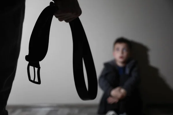 Uomo Minaccia Suo Figlio Casa Concentra Sulla Cintura Concetto Violenza — Foto Stock