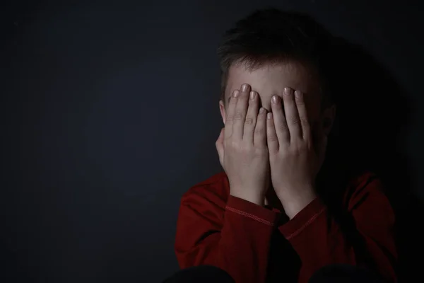 Niño Asustado Cerrando Los Ojos Cerca Pared Negra Espacio Para — Foto de Stock