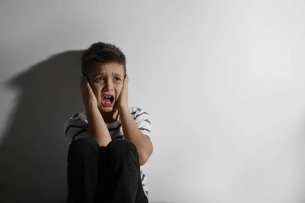 Scared Little Boy Closing His Ears White Wall Space Text — Stock Photo, Image