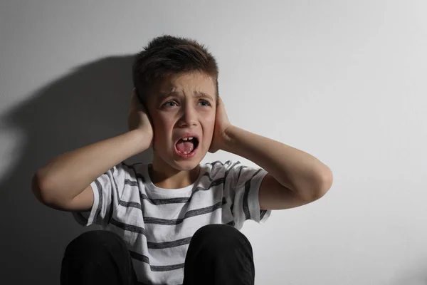 Rädd Liten Pojke Stänger Öronen Nära Vit Vägg Begreppet Våld — Stockfoto