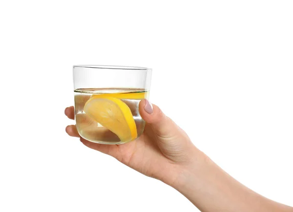 Женщина с вкусной лимонной водой на белом фоне, крупным планом — стоковое фото