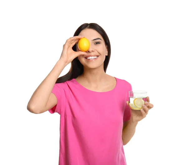 Hermosa joven con sabrosa agua de limón y fruta fresca en — Foto de Stock