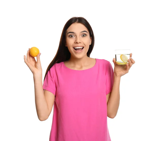 Emocional mujer joven con sabrosa agua de limón y fruta fresca en — Foto de Stock