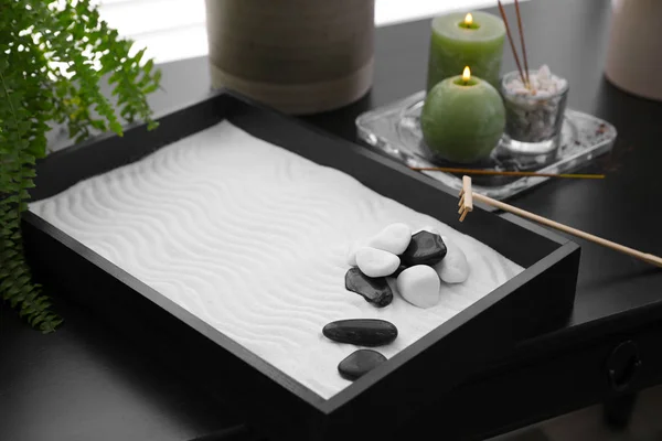 Beau Jardin Zen Miniature Bougies Bâtons Encens Sur Table Noire — Photo