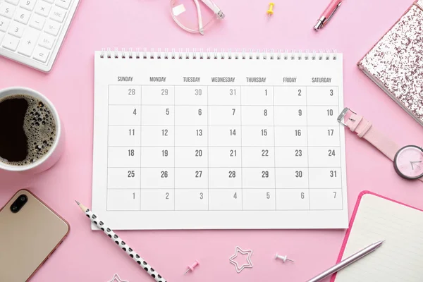 Composizione Laica Piatta Con Calendario Sfondo Rosa — Foto Stock