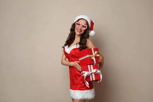 Belle Femme Costume Noël Avec Des Boîtes Cadeaux Sur Fond — Photo