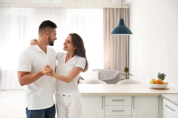 Mooi jong stel dansen in keuken thuis — Stockfoto