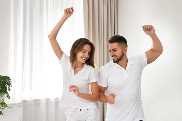 Preciosa pareja joven bailando juntos en casa — Foto de Stock