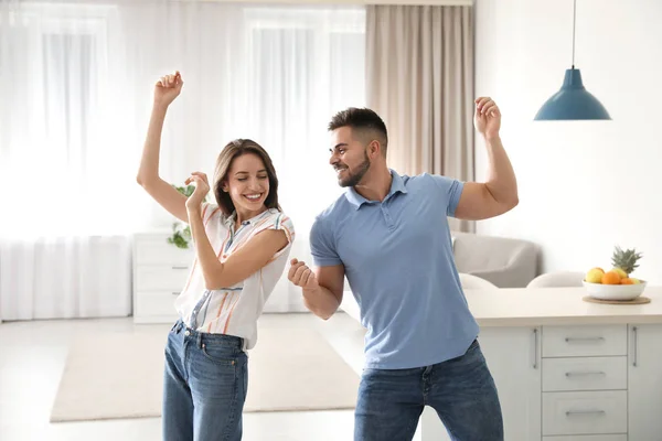 Прекрасная молодая пара танцует дома на кухне — стоковое фото