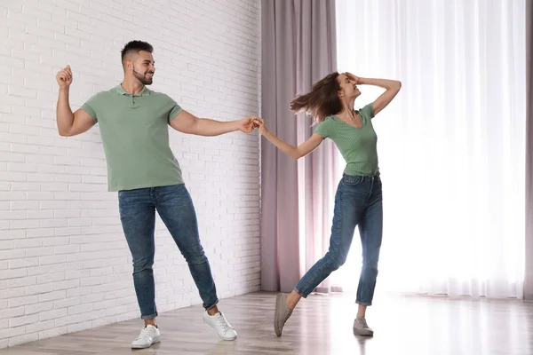 Preciosa pareja joven bailando juntos en casa — Foto de Stock