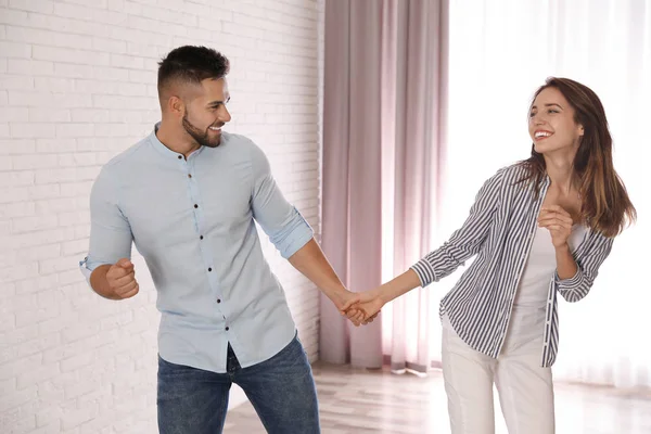 Preciosa pareja joven bailando juntos en casa —  Fotos de Stock