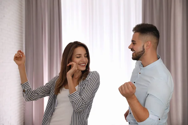 Schönes junges Paar tanzt zu Hause zusammen — Stockfoto