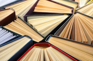 Arka plan, üst görünüm olarak birçok farklı ciltli kitap