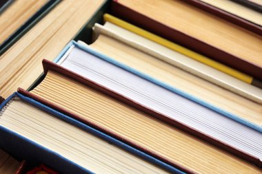 Arkaplan olarak birçok farklı ciltli kitap, yakın plan