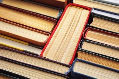 Arkaplan olarak birçok farklı ciltli kitap, yakın plan